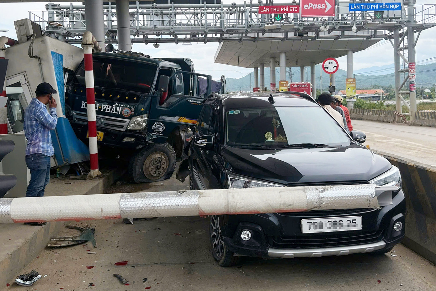 Xe tải tông vào ô tô tại trạm BOT Ninh Xuân ở Khánh Hòa. Ảnh: X.N Xe tải tông vào ô tô tại trạm BOT Ninh Xuân ở Khánh Hòa. Ảnh: X.N