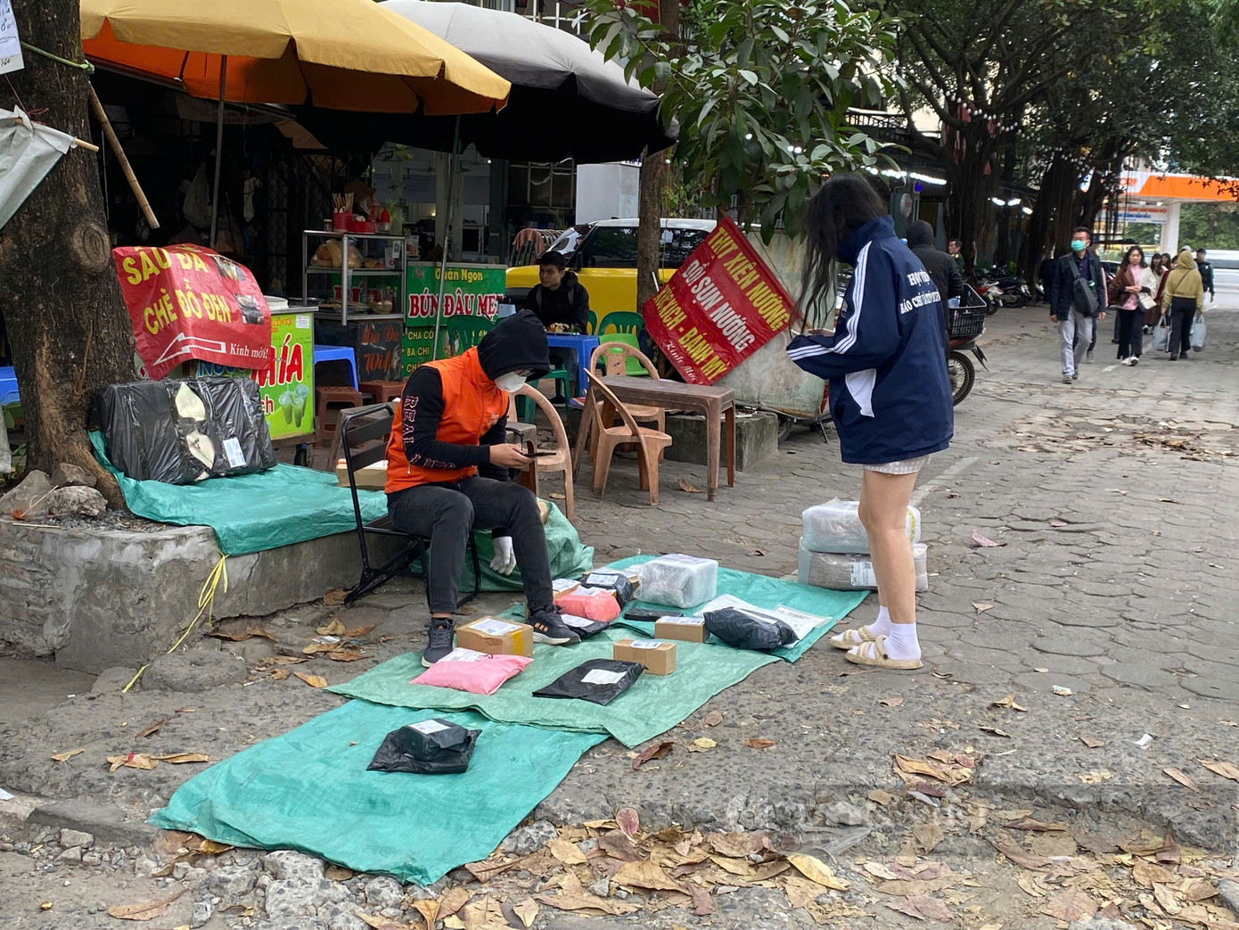 Theo những shipper ngồi một chỗ, việc xây dựng mối quan hệ tốt với khách để việc giao hàng trở nên thuận lợi, nhanh chóng. Ảnh: T.H