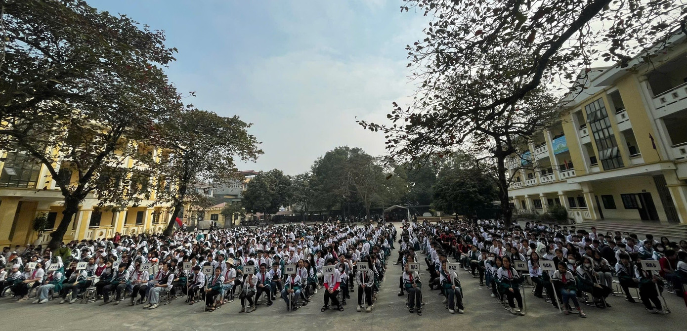 Tham dự chương trình có Thầy Vũ Văn Chuyển - Hiệu trưởng Trường THCS Như Quỳnh, Ban đại diện CMHS nhà trường... cùng 1.321 học sinh và hàng chục phụ huynh học sinh.