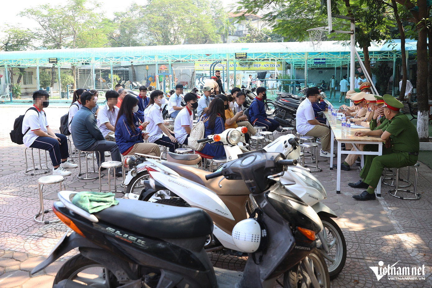 Lực lượng CSGT đã mời Ban Giám hiệu nhà trường và Công an phường Cổ Nhuế 1 (quận Bắc Từ Liêm) cùng kiểm tra, kiểm đếm phương tiện và chứng kiến việc lập biên bản với học sinh vi phạm.