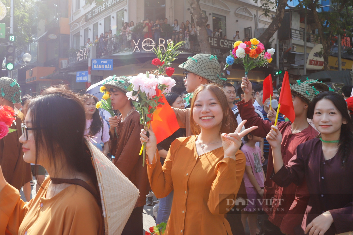 Những bạn trẻ tham gia diễu hành thể hiện cảm xúc hào hứng, vui tươi khi đi ngang qua ngã tư Hai Bà Trưng - Hàng Bài. Những bạn trẻ tham gia diễu hành thể hiện cảm xúc hào hứng, vui tươi khi đi ngang qua ngã tư Hai Bà Trưng - Hàng Bài.