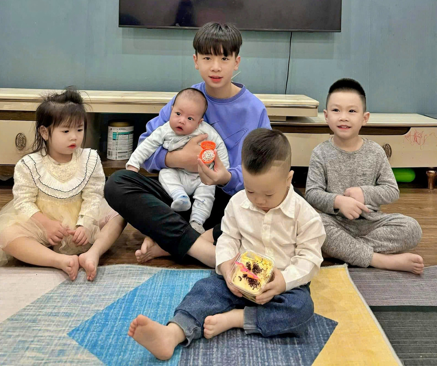 Tú giúp bố mẹ trông em rất chu đáo. Ảnh: Nhân vật cung cấp Tú giúp bố mẹ trông em rất chu đáo. Ảnh: Nhân vật cung cấp