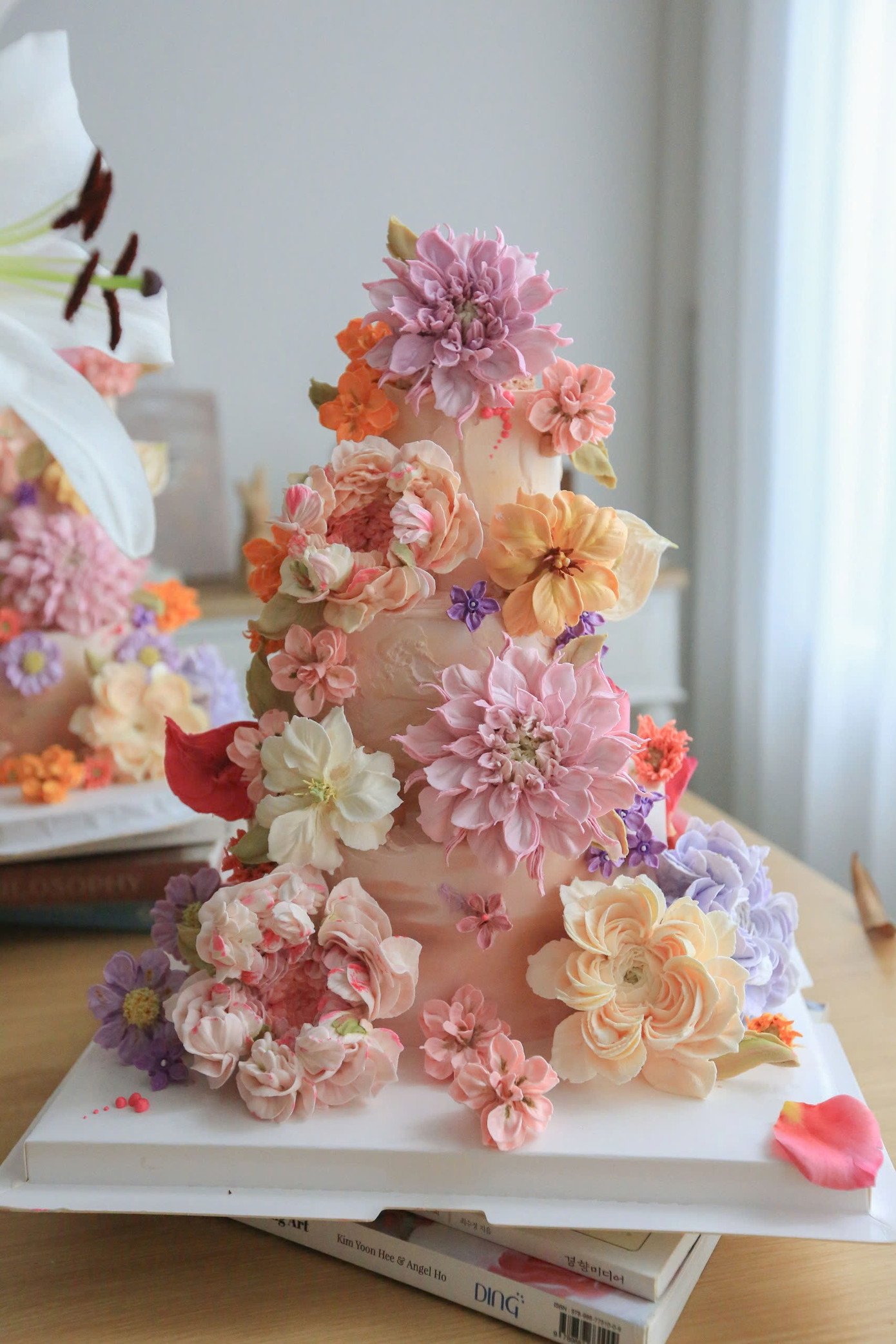 Dòng bánh gắn hoa được nhiều người yêu thích và phù hợp với các dịp lễ Tết, sinh nhật...