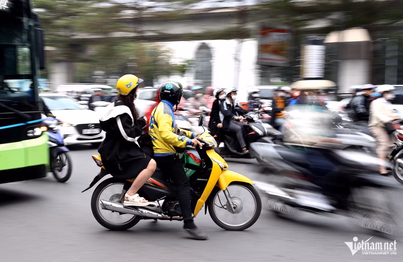 Hàng chục phương tiện bất chấp nguy hiểm, lao từ trong các ngõ 105 và 127 Nguyễn Trãi, tạt đầu ô tô, "cắt" ngang đường để lên cầu vượt Ngã Tư Sở.