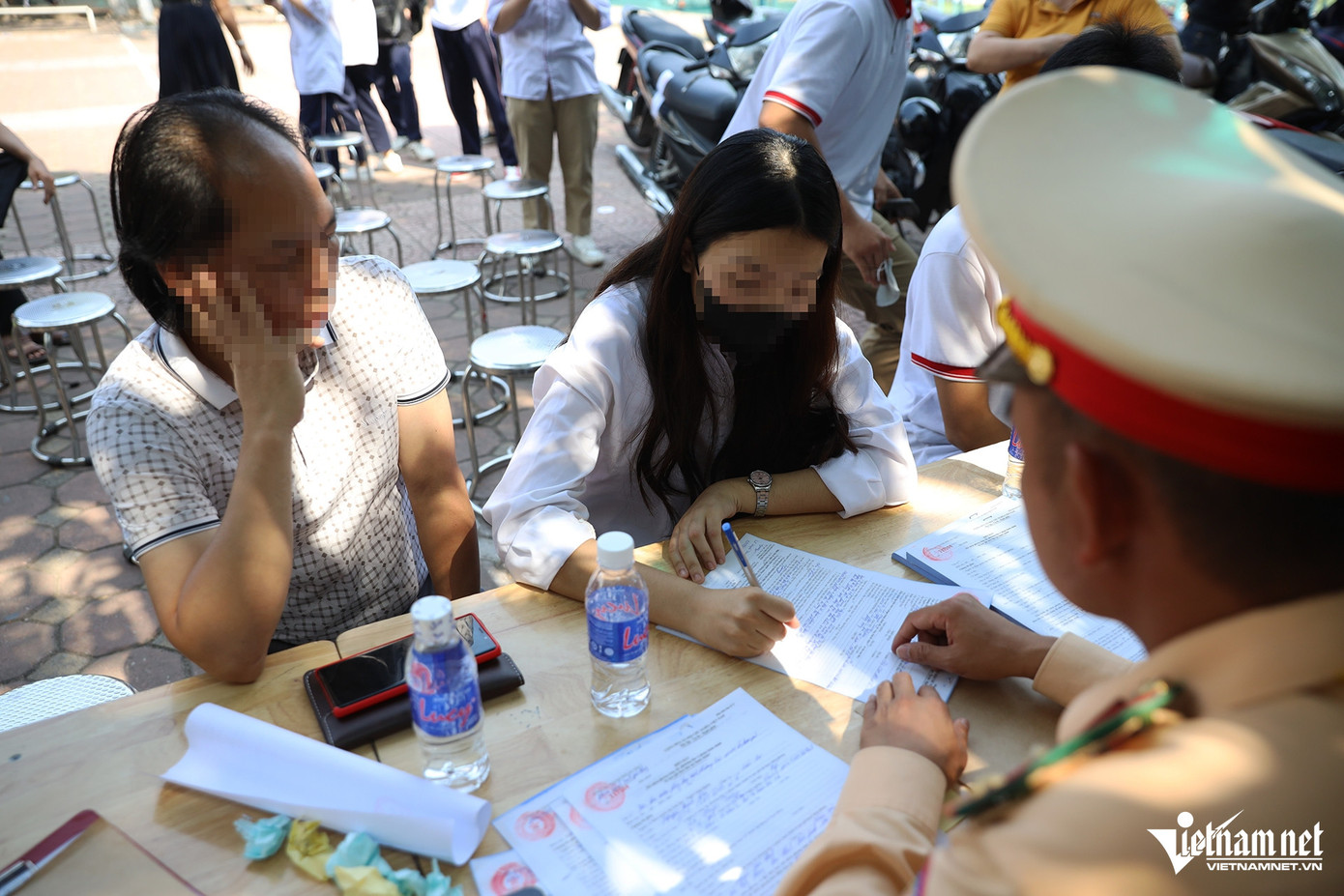 Lực lượng CSGT đã lập biên bản về hành vi vi phạm và lập biên bản tạm giữ phương tiện trước sự chứng kiến của phụ huynh, Ban Giám hiệu nhà trường... Bà H.M.L. (phụ huynh học sinh lớp 12) cho biết, bản thân nghĩ con mình chỉ đi một quãng đường gần nên giao xe cho cháu điều khiển. "Sau buổi lập biên bản hôm nay, tôi sẽ không giao xe cho con điều khiển nữa", bà H.M.L. nói.