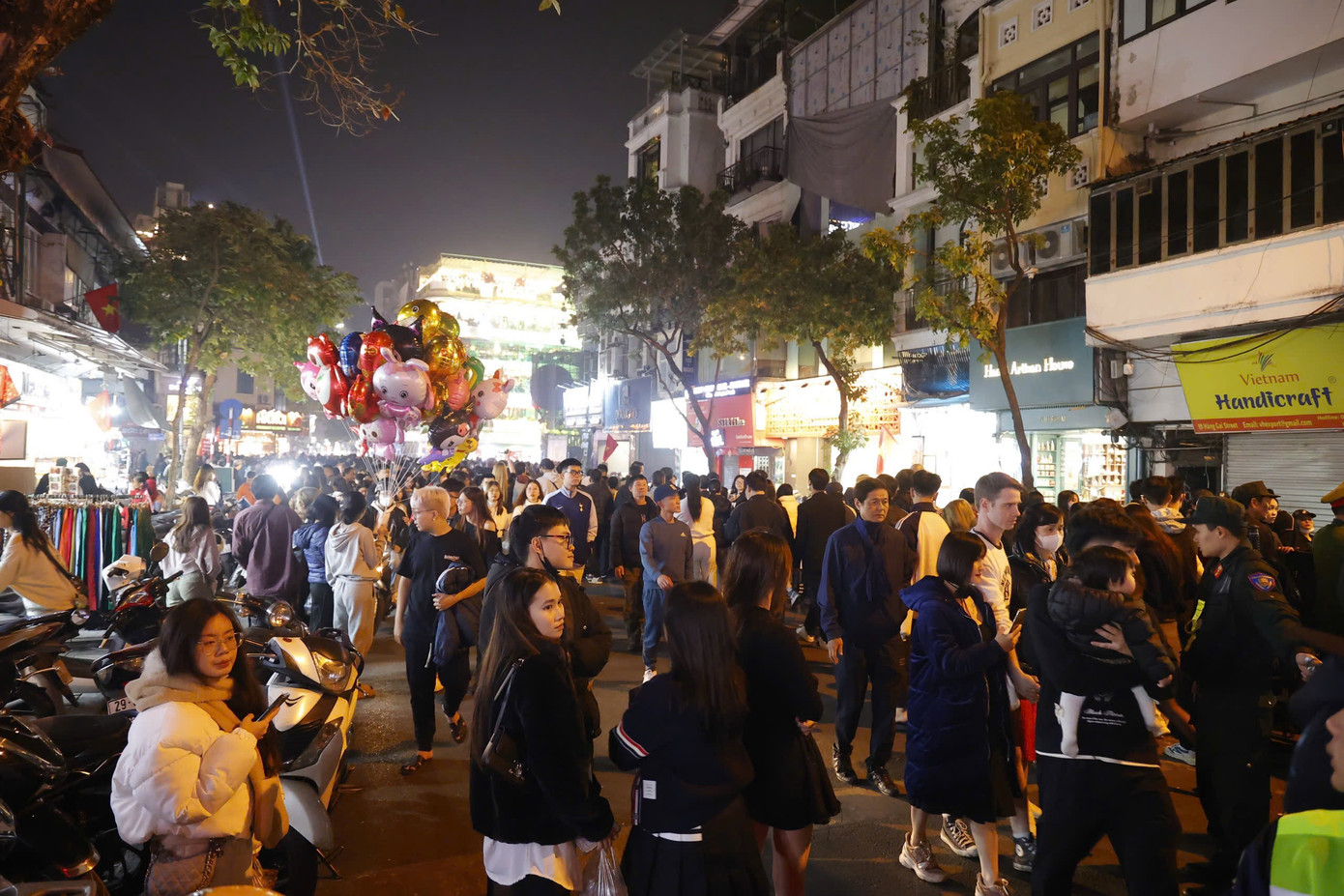 Mọi ngả đường quanh khu vực phố cổ hướng về hồ Gươm đông đúc. Mọi ngả đường quanh khu vực phố cổ hướng về hồ Gươm đông đúc.