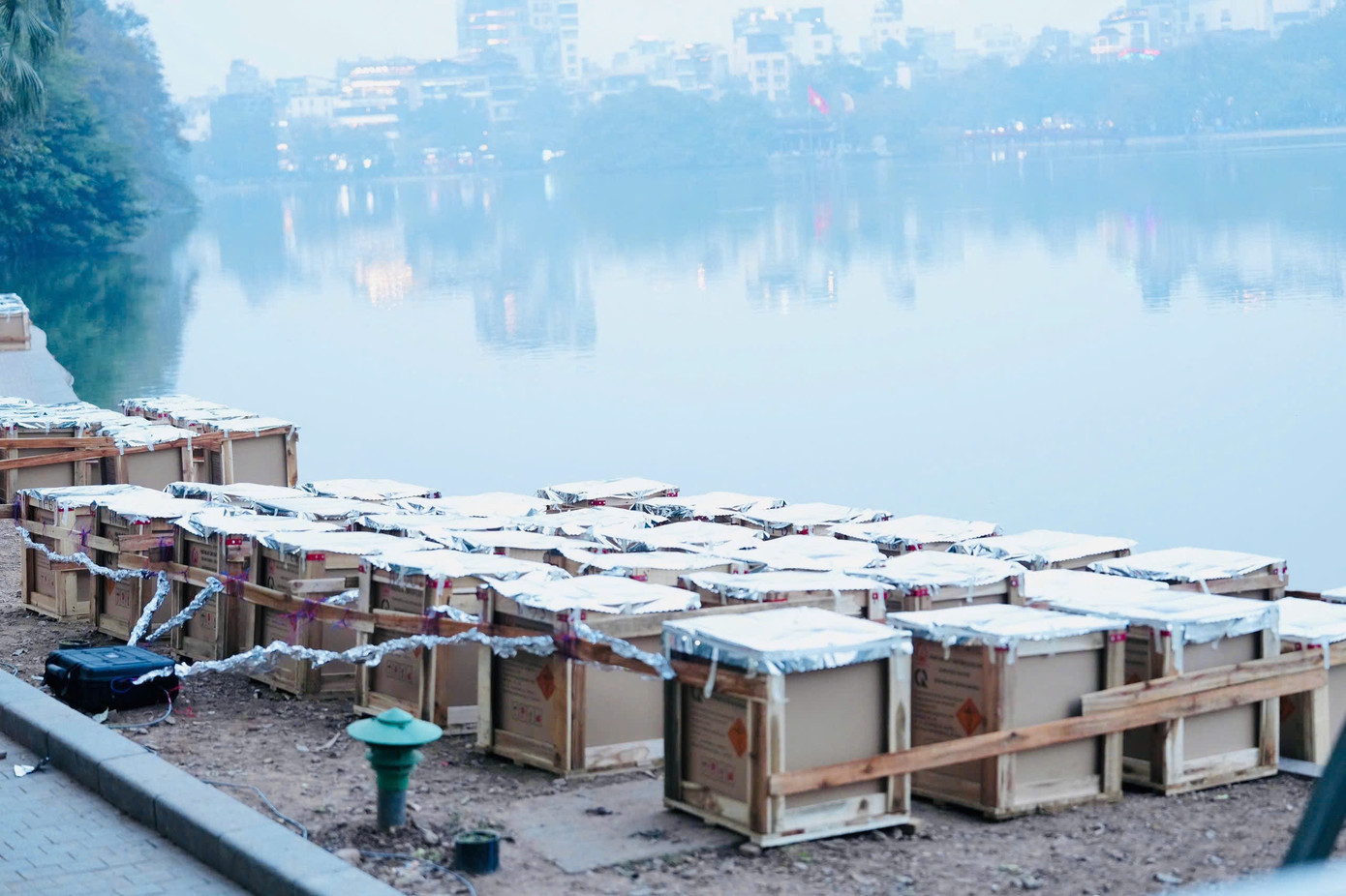 Trận địa bắn pháo hoa ở Hồ Gươm. Trận địa bắn pháo hoa ở Hồ Gươm.