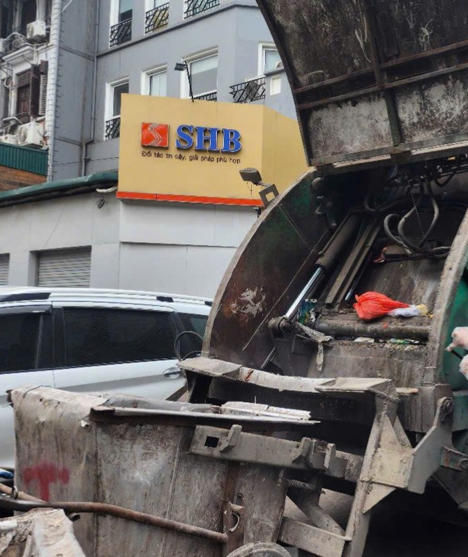 Ông Vũ Khắc Thắng, Chủ tịch UBND phường Kim Mã xác nhận, bãi rác thải, bãi vật liệu xây dựng đã tồn tại từ lâu và đây là một trong những vấn đề nhức nhối tại địa phương.