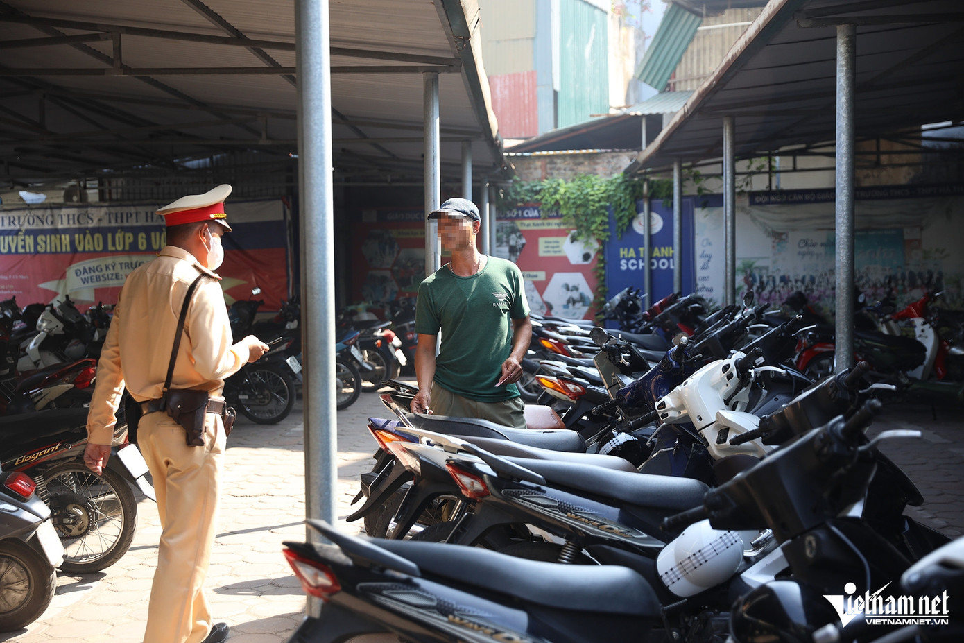 Đáng chú ý, trong khi lực lượng chức năng làm việc đã có một số phụ huynh đến tìm cách "tẩu tán" xe cho con, em mình. Ông T.C.C. (phụ huynh em T.B.M., học sinh lớp 12) tự nhận mình là người điều khiển phương tiện đến trường chứ không phải con mình và yêu cầu được lấy xe ra về. Chỉ khi lực lượng CSGT cho xem hình ảnh người điều khiển phương tiện khớp với biển số xe, ông T.C.C. mới thừa nhận con mình gọi đến để "giải cứu".