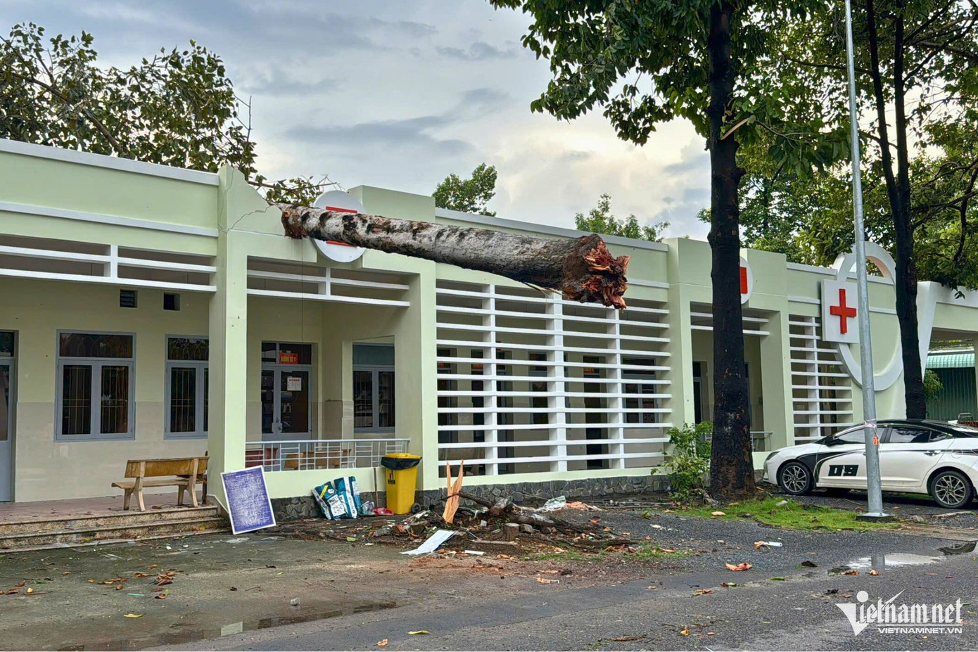 Đặc biệt, nhiều cây xanh trong Bệnh viện Quân y 7B (phường Tân Tiến) bật gốc làm ảnh hưởng đến hoạt động khám chữa bệnh.