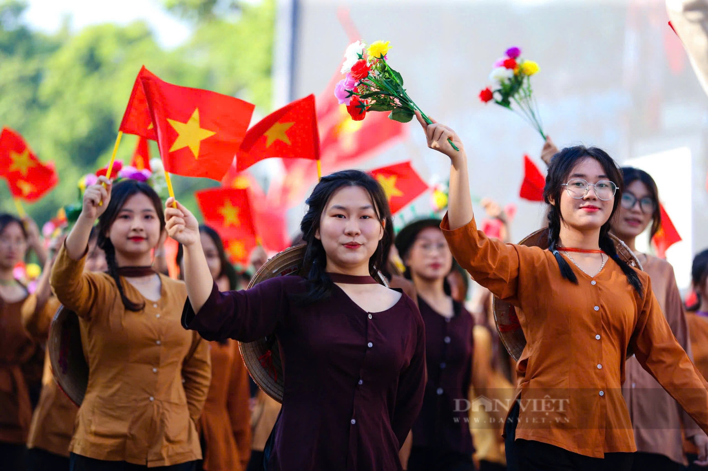 Điểm nhấn quan trọng của chương trình là màn tái hiện sống động về hình ảnh đoàn quân tiến về Hà Nội trong thời khắc lịch sử ngày 10/10/1954, khi quân đội Việt Nam tiếp quản Thủ đô, đánh dấu sự kết thúc ách đô hộ thực dân. Khoảnh khắc hào hùng ấy được tái hiện bằng những màn biểu diễn thực cảnh quy mô lớn, với sự tham gia của gần 1.000 chiến sĩ cùng 200 nghệ sĩ, diễn viên múa. Điểm nhấn quan trọng của chương trình là màn tái hiện sống động về hình ảnh đoàn quân tiến về Hà Nội trong thời khắc lịch sử ngày 10/10/1954, khi quân đội Việt Nam tiếp quản Thủ đô, đánh dấu sự kết thúc ách đô hộ thực dân. Khoảnh khắc hào hùng ấy được tái hiện bằng những màn biểu diễn thực cảnh quy mô lớn, với sự tham gia của gần 1.000 chiến sĩ cùng 200 nghệ sĩ, diễn viên múa.