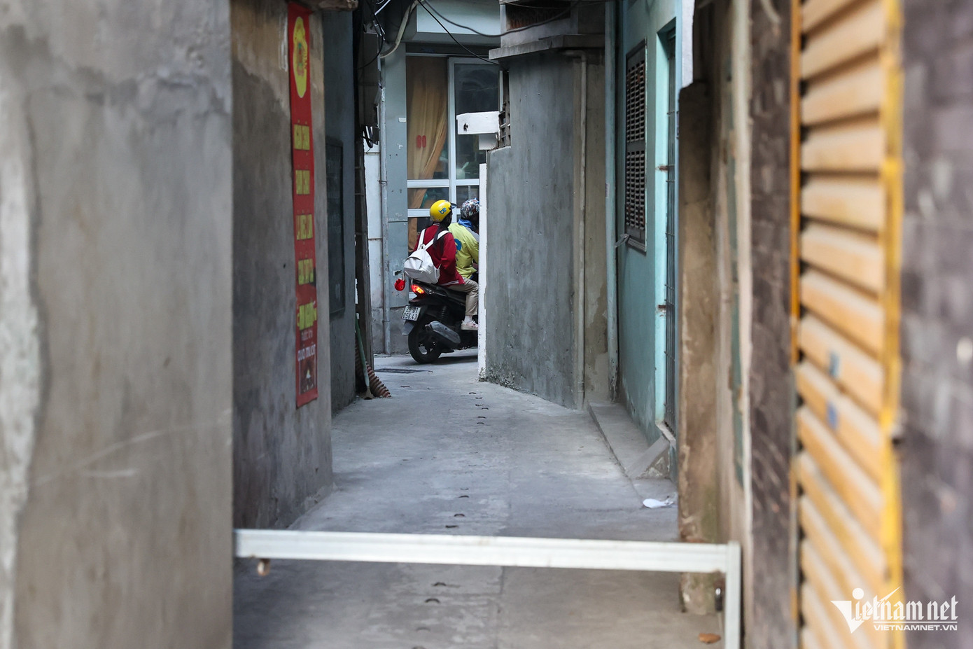 Từ phía trong ngõ, một xe khác cũng phải chuyển hướng đi sang ngõ khác.