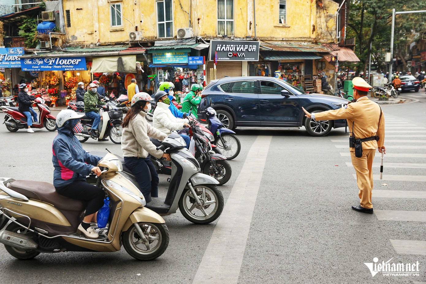 Đại diện Đội CSGT đường bộ số 1 (Phòng CSGT Công an TP Hà Nội) nhận định, nguyên nhân của tình trạng trên là do người tham gia giao thông thiếu ý thức nên không tuân thủ biển báo, vạch kẻ đường... Đơn vị đã tăng cường lực lượng ứng trực tại ngã tư vào giờ cao điểm để tuyên truyền, xử lý các trường hợp cố tình vi phạm.