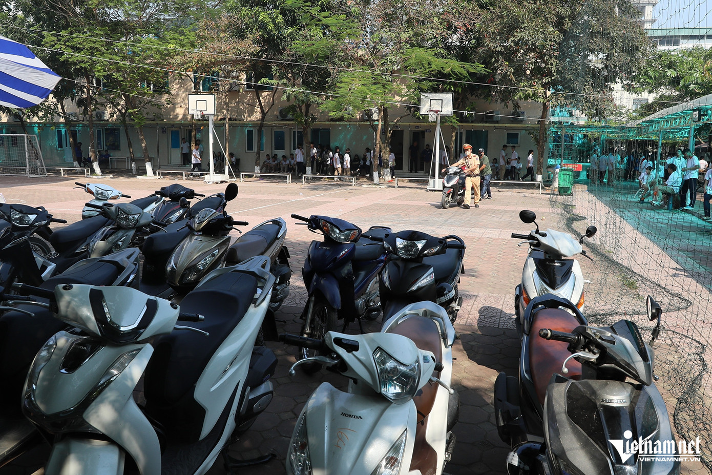 Sau khi kiểm tra, lực lượng CSGT phát hiện trong bãi trông giữ xe của nhà trường có hơn 20 xe máy (loại từ 110cc - 150cc) do các học sinh điều khiển.