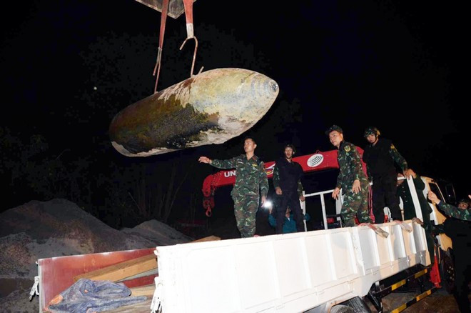 Quả bom trục vớt đưa đi xử lý. Ảnh: Ban Chỉ huy quân sự quận Long Biên cung cấp