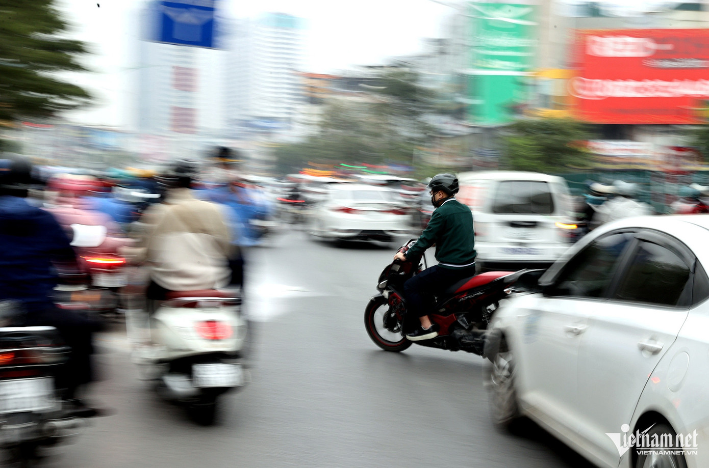 Hàng chục phương tiện bất chấp nguy hiểm, lao từ trong các ngõ 105 và 127 Nguyễn Trãi, tạt đầu ô tô, "cắt" ngang đường để lên cầu vượt Ngã Tư Sở.