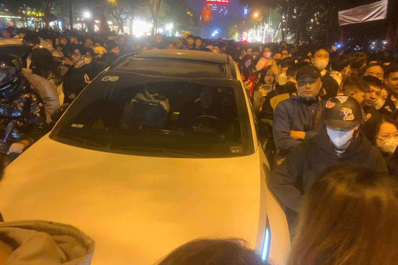 Nhiều xe máy, ô tô mắc kẹt, không thể nhúc nhích giữa biển người Nhiều xe máy, ô tô mắc kẹt, không thể nhúc nhích giữa biển người