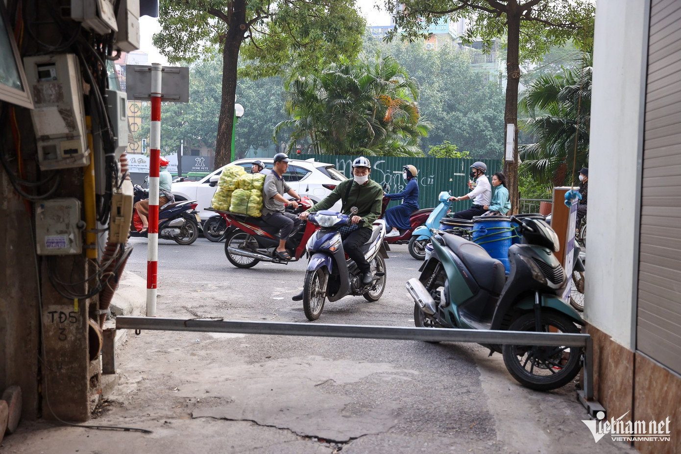 Ngõ dùng barie chắn xe đi vào trong giờ cao điểm. Ảnh: Phạm Hải