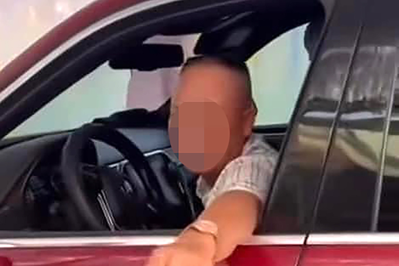 Ông M. điều khiển ô tô húc đổ cổng hoa rạp cưới nhà chị L. Ảnh nhân vật cung cấp