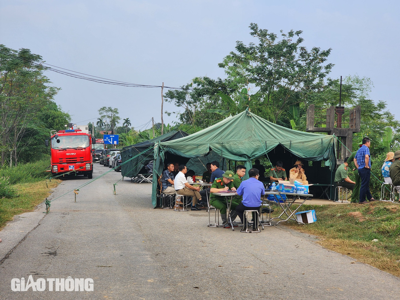 Các lán trực của lực lượng chức năng và phương tiện cứu hộ túc trực sẵn trên bờ.