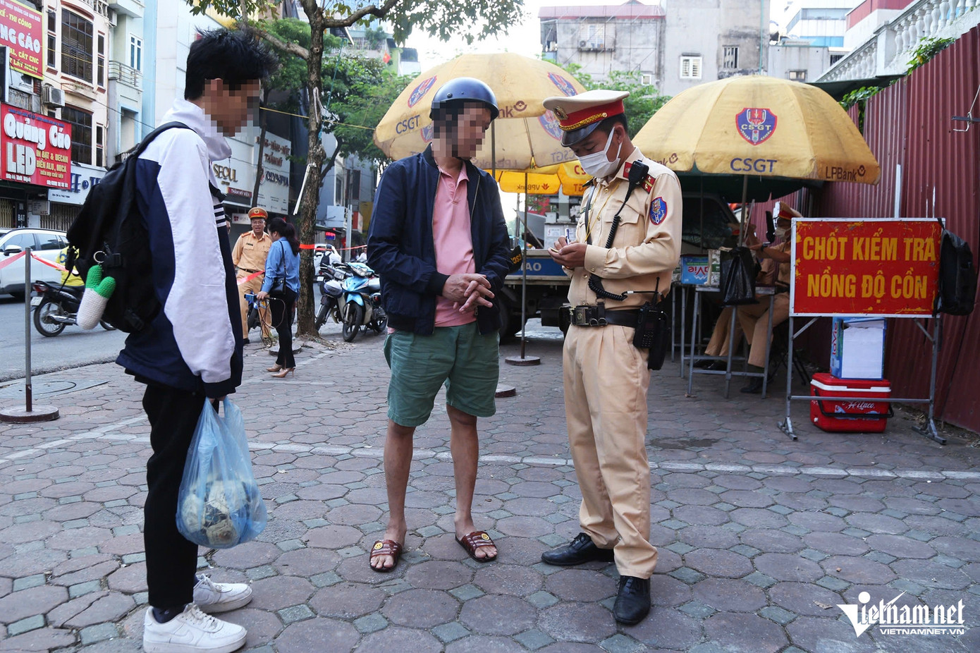 Phụ huynh chở con không đội mũ bảo hiểm cũng bị xử phạt. Ảnh: Đình Hiếu Phụ huynh chở con không đội mũ bảo hiểm cũng bị xử phạt. Ảnh: Đình Hiếu