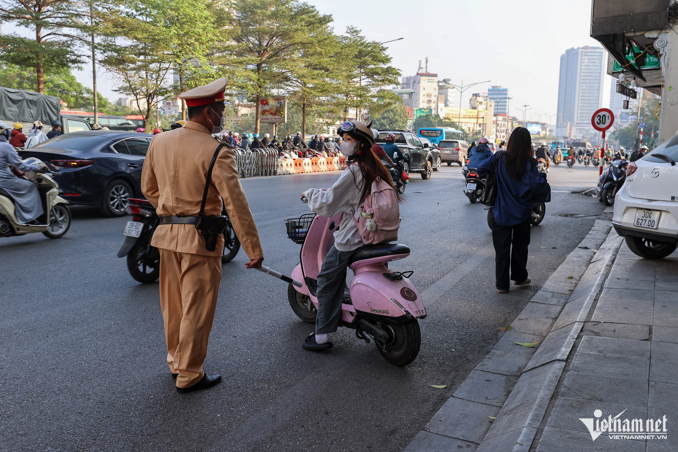 Đại uý Trần Hoàn - Đội CSGT số 7 cho biết, lực lượng chức năng nhắc nhở người điều khiển phương tiện di chuyển từ trong ngõ ra không nên "tạt đầu" các phương tiện bởi sẽ gây nguy hiểm và ùn tắc. "Do họ rẽ phải nên chỉ nhắc nhở. Nếu đi ngược chiều, chúng tôi sẽ kiên quyết xử phạt", đại úy Hoàn nói.
