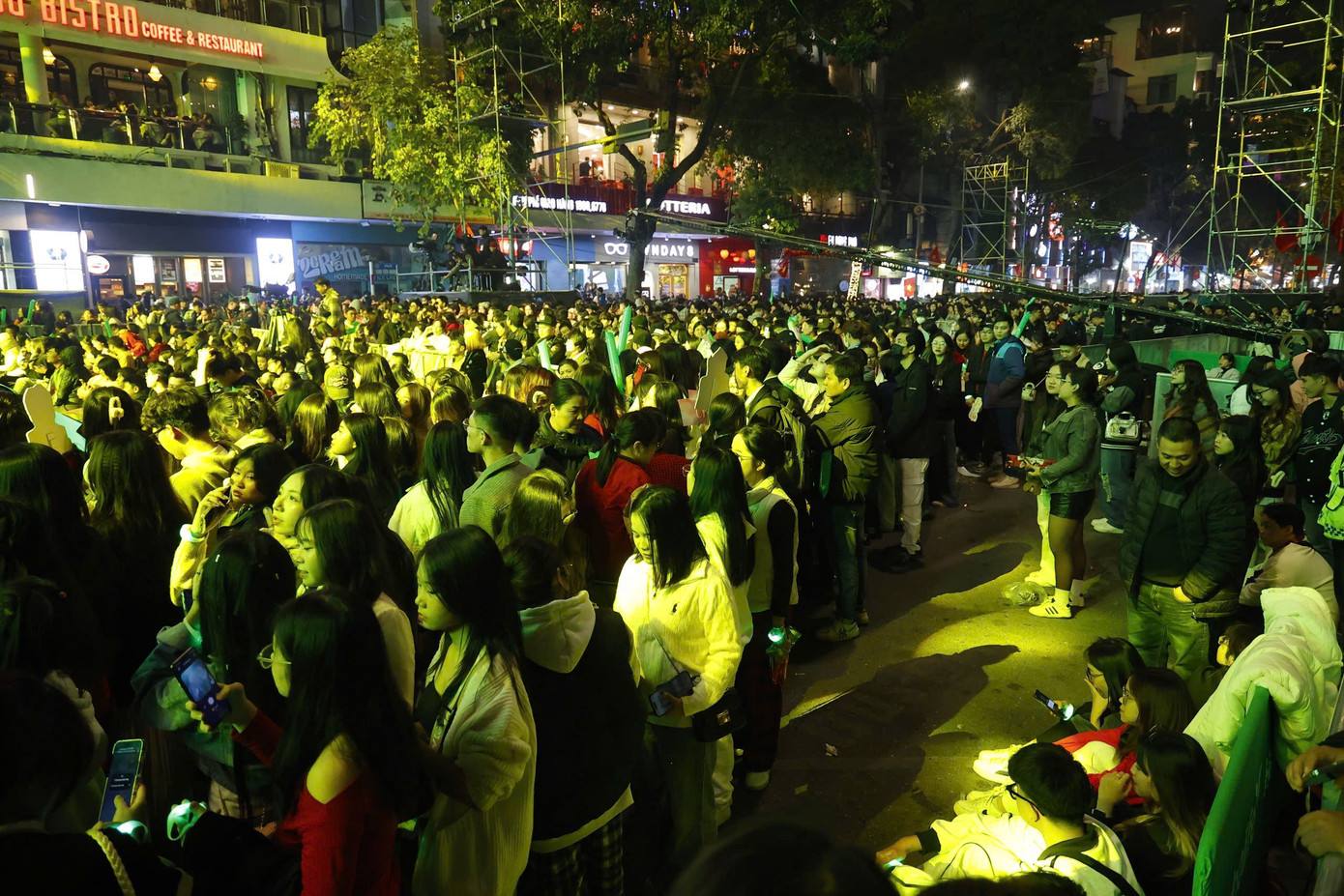 Người dân cố gắng tìm cho mình một chỗ ngồi tốt nhất để ngắm pháo hoa vào thời khắc đầu tiên của năm mới. Người dân cố gắng tìm cho mình một chỗ ngồi tốt nhất để ngắm pháo hoa vào thời khắc đầu tiên của năm mới.