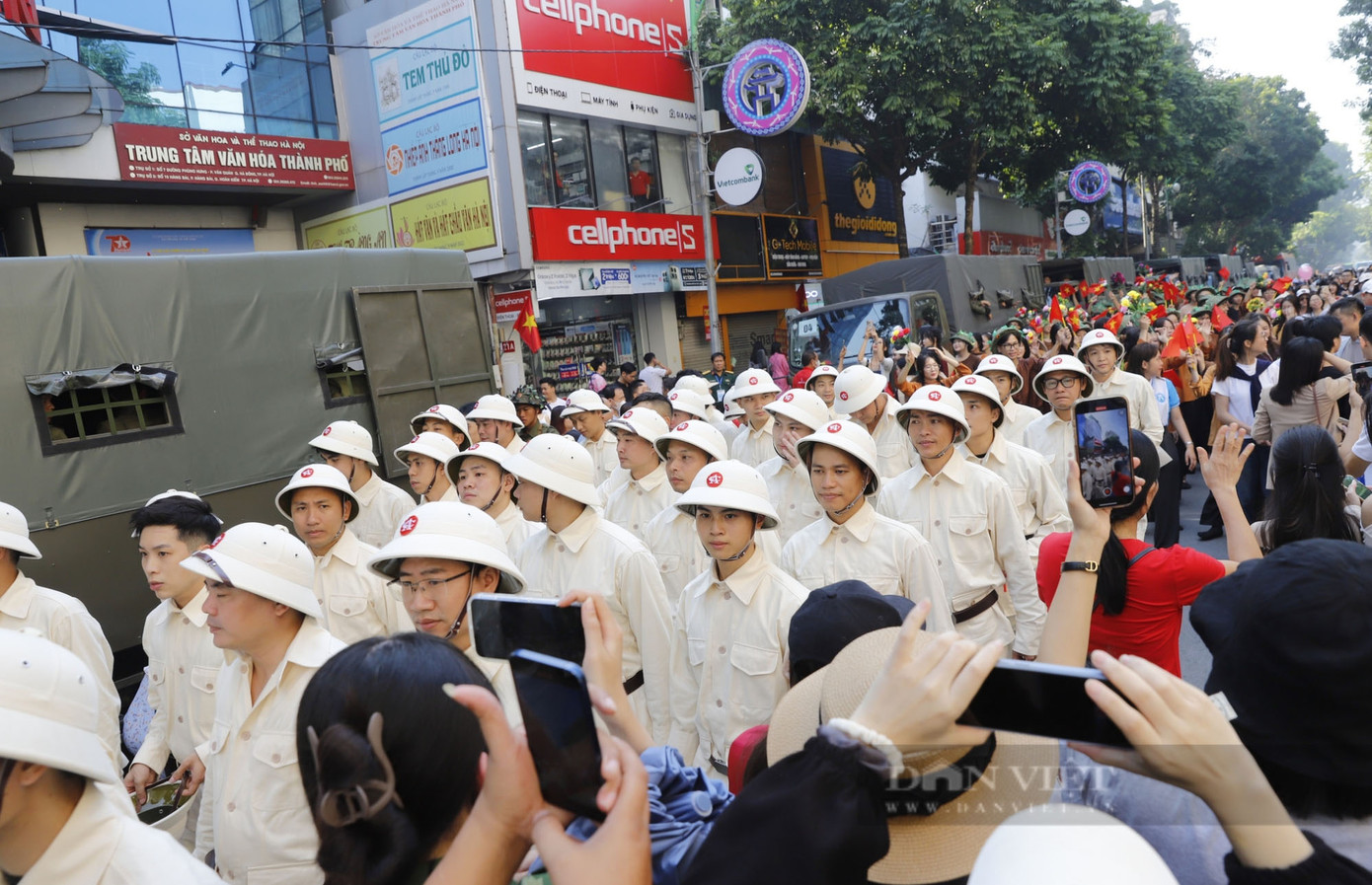 Tại phố Hàng Bài, các đoàn diễu hành đi ngang qua để vào khu vực biểu diễn đều được người dân hân hoan chào đón nồng nhiệt. Tại phố Hàng Bài, các đoàn diễu hành đi ngang qua để vào khu vực biểu diễn đều được người dân hân hoan chào đón nồng nhiệt.