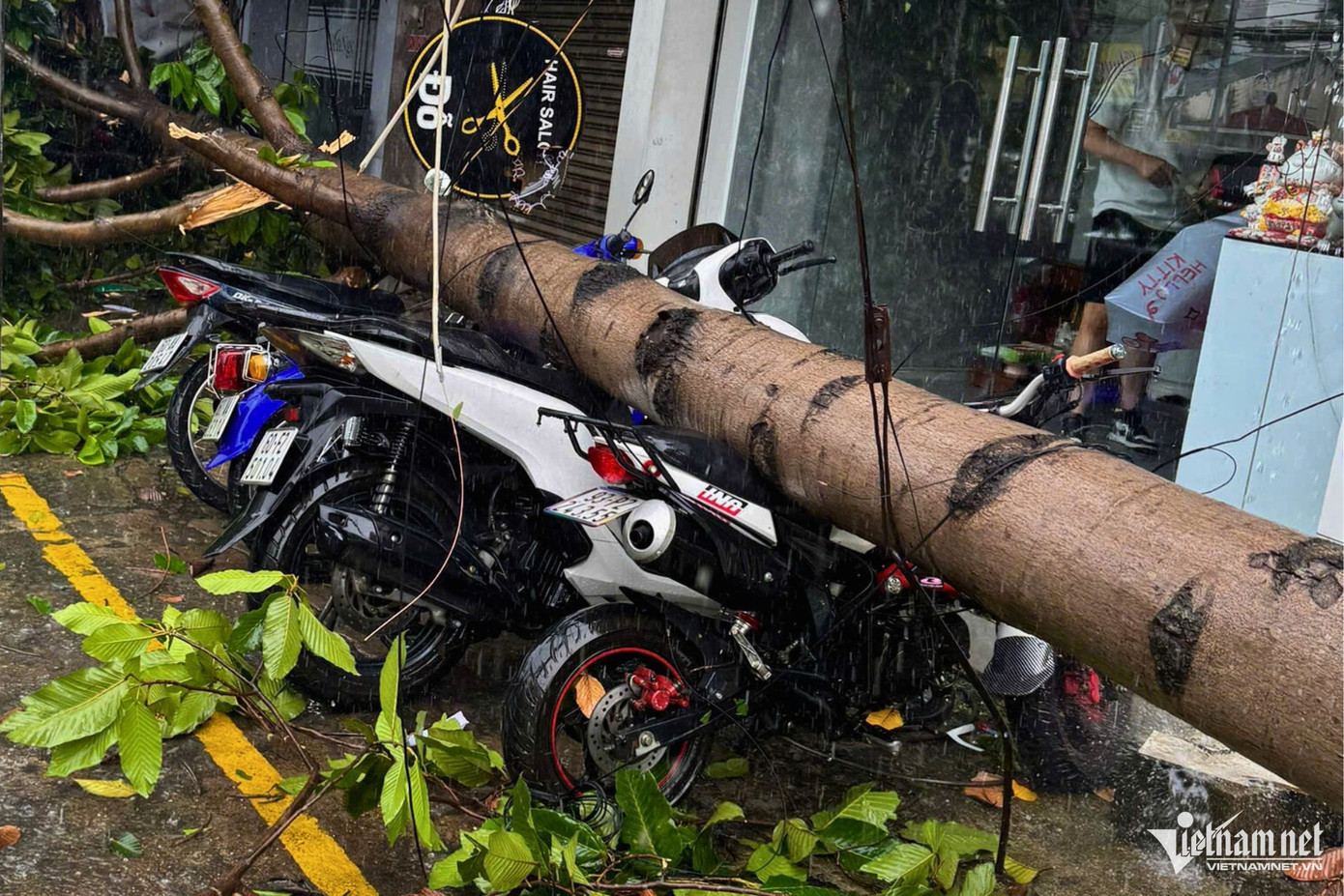 Cơn mưa giông kèm theo gió mạnh cũng khiến nhiều biển hiệu quảng cáo bị gió giật tung tóe, hư hỏng nặng.