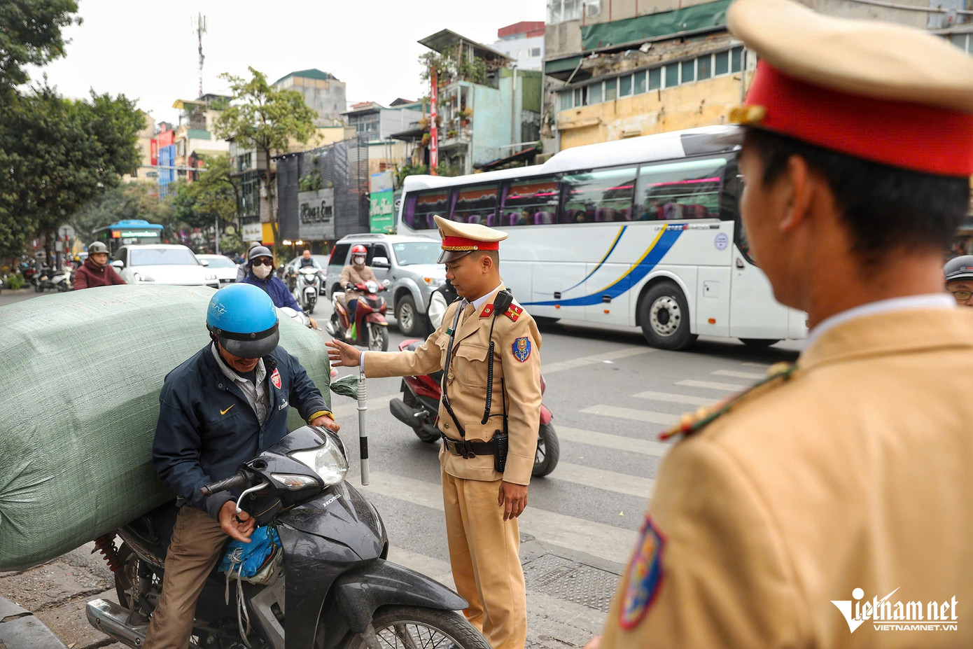 Đại diện Đội CSGT đường bộ số 1 cho biết, việc tuyên truyền nhắc nhở người dân chấp hành vạch kẻ đường, đèn tín hiệu giao thông... cần phải thực hiện kiên trì để lập lại trật tự tại các ngã tư. "Để hình thành thói quen chấp hành luật, xây dựng văn hóa giao thông thì cần làm từng bước và duy trì liên tục việc xử lý vi phạm", đại diện Đội CSGT đường bộ số 1 nói. Thời gian tới, đơn vị sẽ tiếp tục áp dụng việc tuyên truyền kết hợp với xử phạt vi phạm tại nhiều ngã tư hơn. Đồng thời, áp dụng việc phối hợp với trích xuất camera giám sát để gửi thông báo phạt nguội.