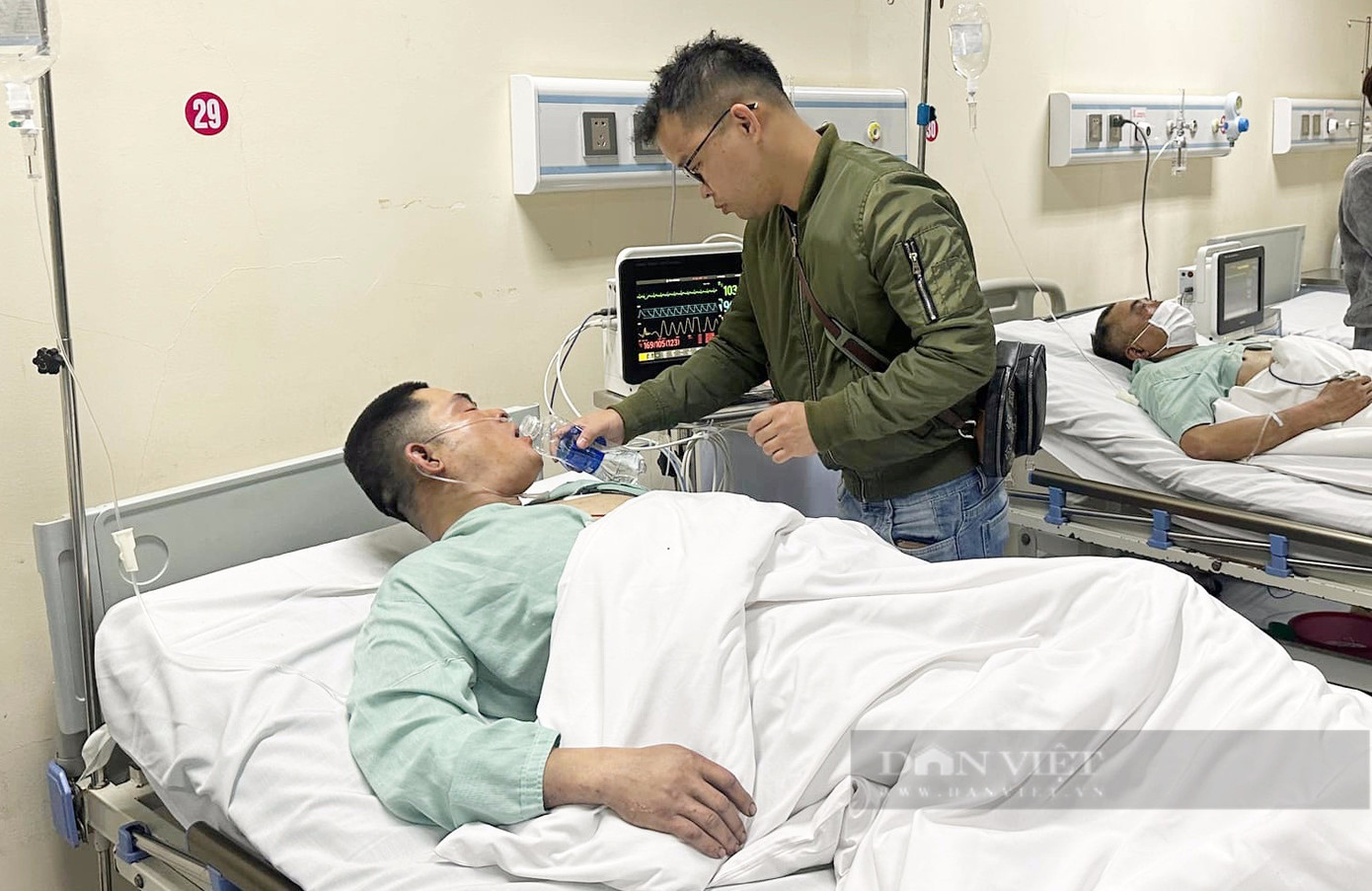 Anh Vũ Văn Khanh may mắn thoát nạn sau vụ cháy. Anh đang được người thân chăm sóc tại bệnh viện. Ảnh: Gia Khiêm (Báo Dân Việt)