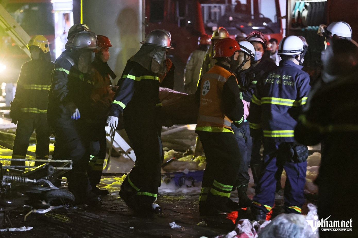 Lực lượng PCCC đưa các nạn nhân ra ngoài. Lực lượng PCCC đưa các nạn nhân ra ngoài.
