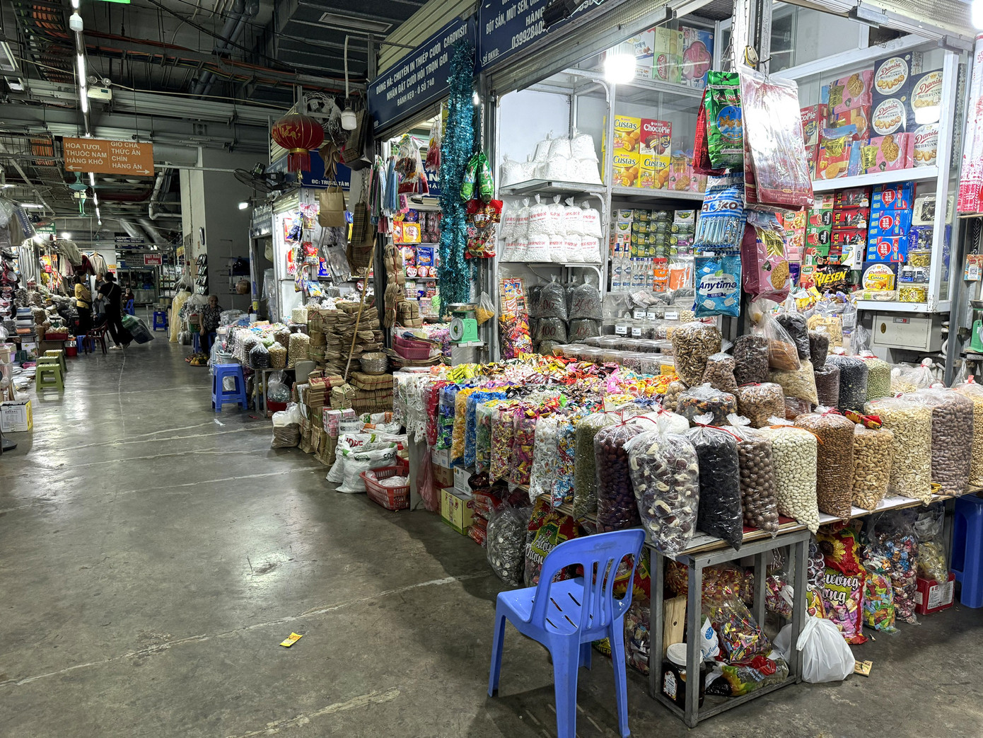 Chợ Mơ là một trong những khu chợ truyền thống lâu đời và nổi tiếng bậc nhất ở Hà Nội. Trước đây, chợ nằm ở cửa ngõ phía nam của thành Thăng Long xưa, họp theo phiên, một tháng có 6 phiên vào các ngày 2, 12, 22 và ngày 7,17, 27 âm lịch. Từ năm 2014, công trình Trung tâm Thương mại chợ Mơ được xây dựng, nằm ngay giữa ngã tư phố Bạch Mai và Minh Khai (quận Hai Bà Trưng). Trong đó, khu vực chợ được bố trí tại tầng hầm của Trung tâm. Bởi lẽ đó mà chợ này được người dân gọi vui là chợ “dưới lòng đất” ở Thủ đô.