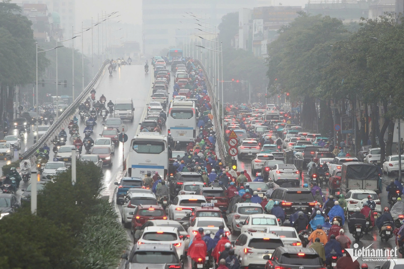 Tình trạng ùn tắc cũng xảy ra trên phố Thái Hà, nhiều người đi xe máy đã bất chấp đi ngược chiều, vượt đèn đỏ để đi cho nhanh... khiến giao thông bị xung đột.