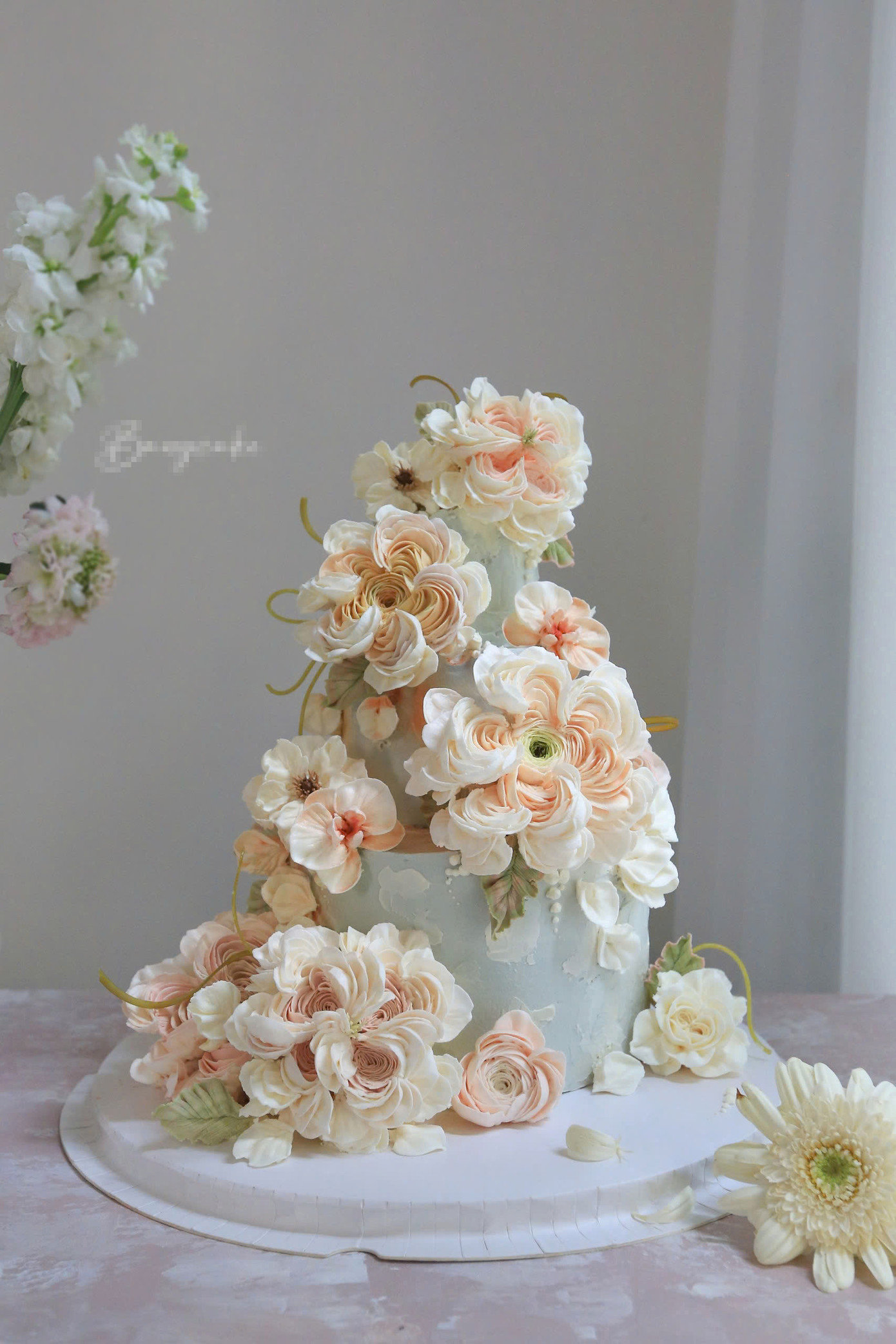 Dòng bánh gắn hoa được nhiều người yêu thích và phù hợp với các dịp lễ Tết, sinh nhật...