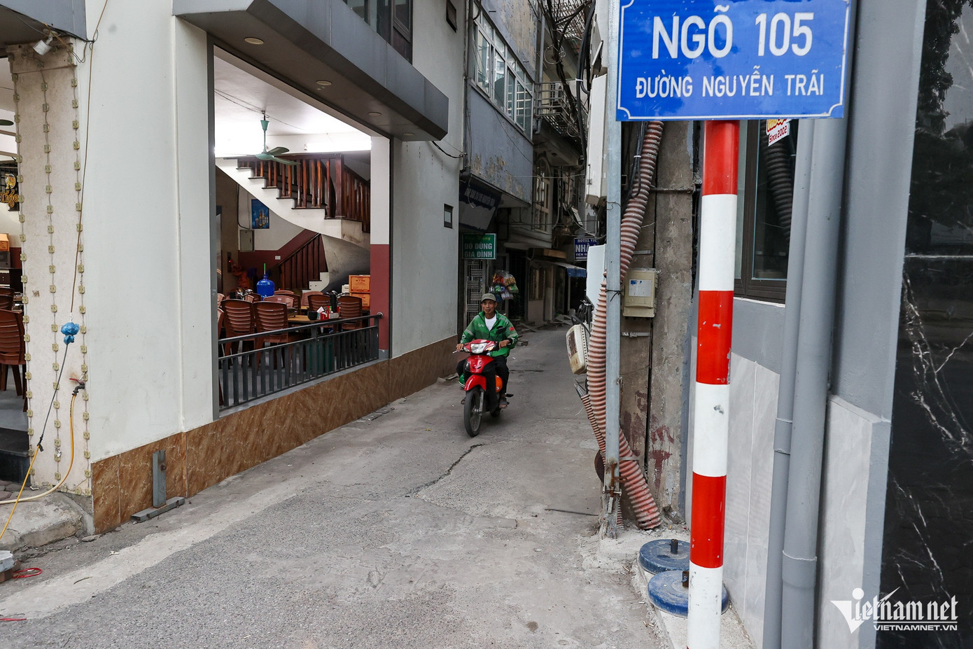 Sau giờ "cấm", barie ở các ngõ đều được nâng lên.