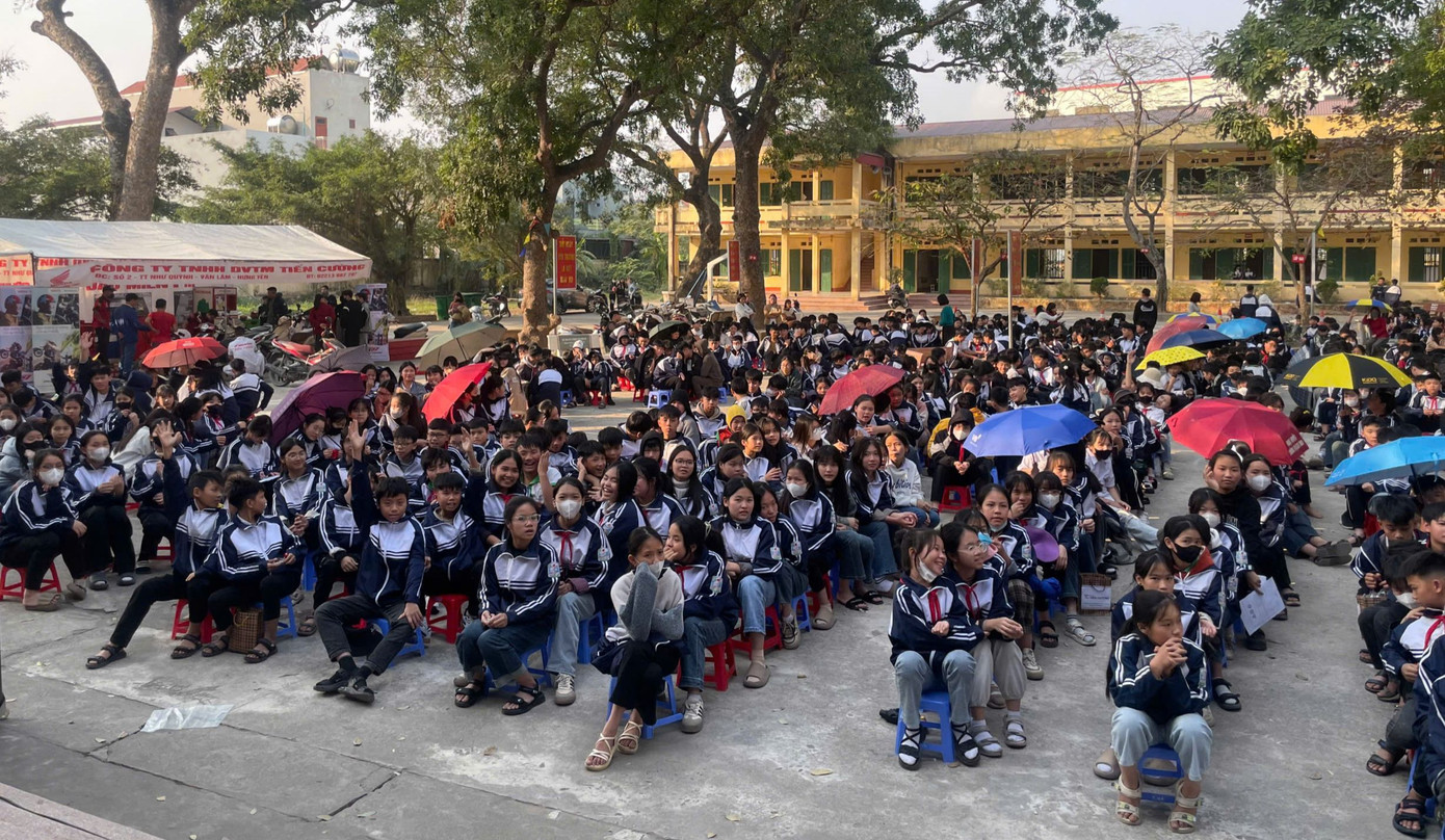 Tham dự chương trình có Ông Nguyễn Xuân Huyên - Hiệu trưởng Trường THCS Minh Hải, Đại diện Công an xã Minh Hải, Ban đại diện CMHS nhà trường... cùng 967 học sinh và hàng chục phụ huynh học sinh.