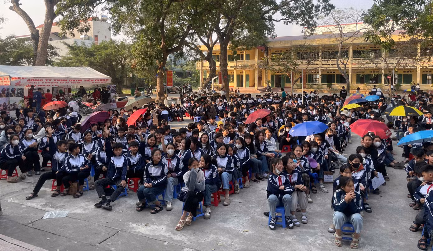 Tham dự chương trình có Ông Nguyễn Xuân Huyên - Hiệu trưởng Trường THCS Minh Hải, Đại diện Công an xã Minh Hải, Ban đại diện CMHS nhà trường... cùng 967 học sinh và hàng chục phụ huynh học sinh.