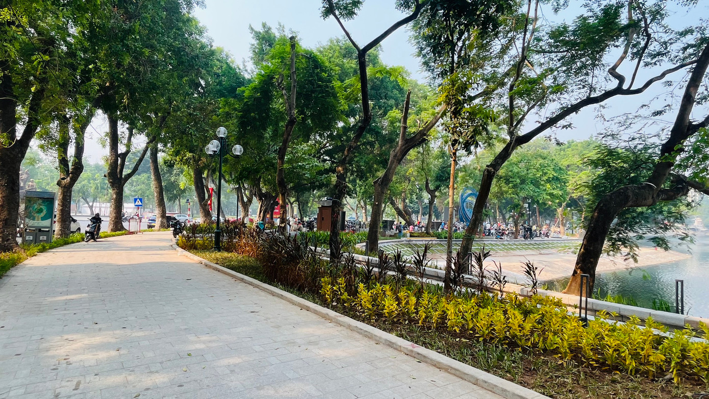 Con đường dạo quanh hồ được lát đá, cải tạo mềm mại.