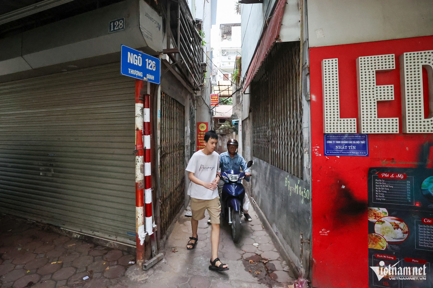 Ngõ 128 có mặt cắt ngang chỉ hơn 1m cũng được lắp đặt rào chắn. Tại đây phương tiện đi lại ở 2 chiều tránh nhau khá khó. Người dân cho biết, đã có trường hợp xe máy đâm vào người đi bộ khi lưu thông trong ngõ vào giờ cao điểm.