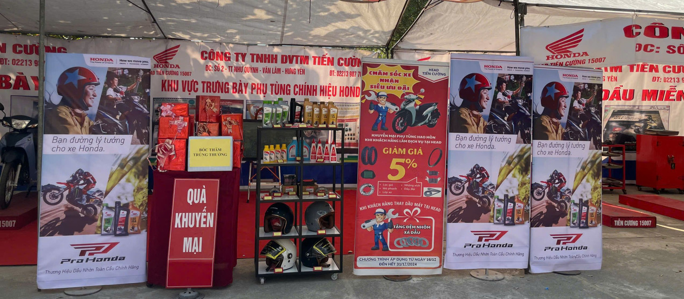 Tại địa điểm diễn ra sự kiện, HEAD Tiến Cường còn trưng bày các dòng xe mới của Honda hiện nay. Khu vực trưng bày phụ tùng và khu vực dịch vụ để trưng bày phụ kiện chính hãng của Honda Việt Nam thu hút được rất nhiều người tham quan.