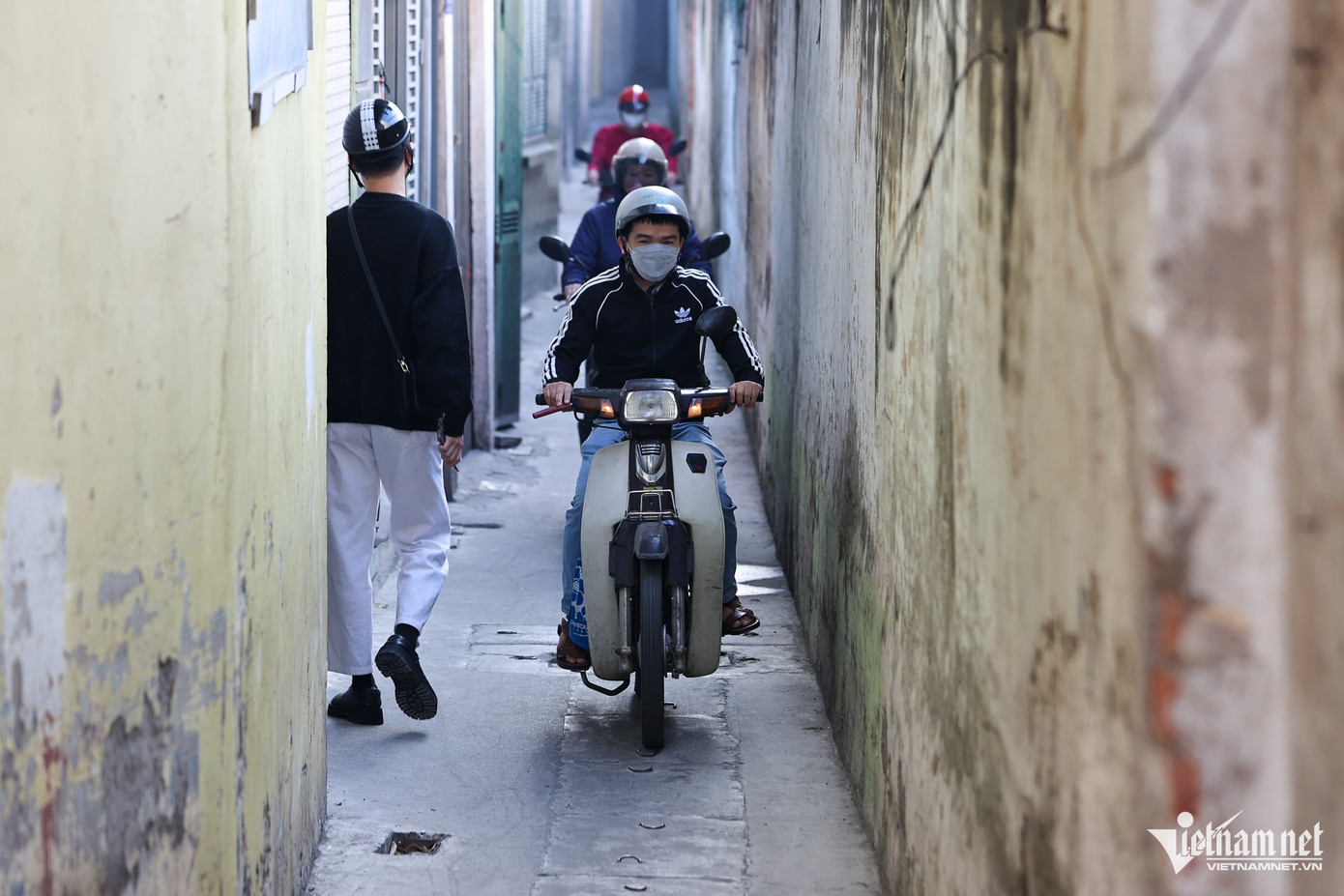 Sau khi bỏ rào chắn đầu phố Thượng Đình, nhiều người đi xe máy qua ngõ 127 Nguyễn Trãi để ra đường Nguyễn Trãi.