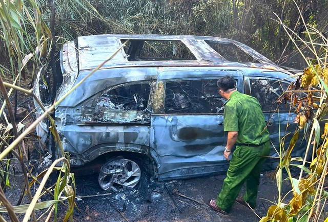 Hiện trường vụ ô tô Huyndai Custin cháy rụi dưới chân đèo Con Ó. Hiện trường vụ ô tô Huyndai Custin cháy rụi dưới chân đèo Con Ó.