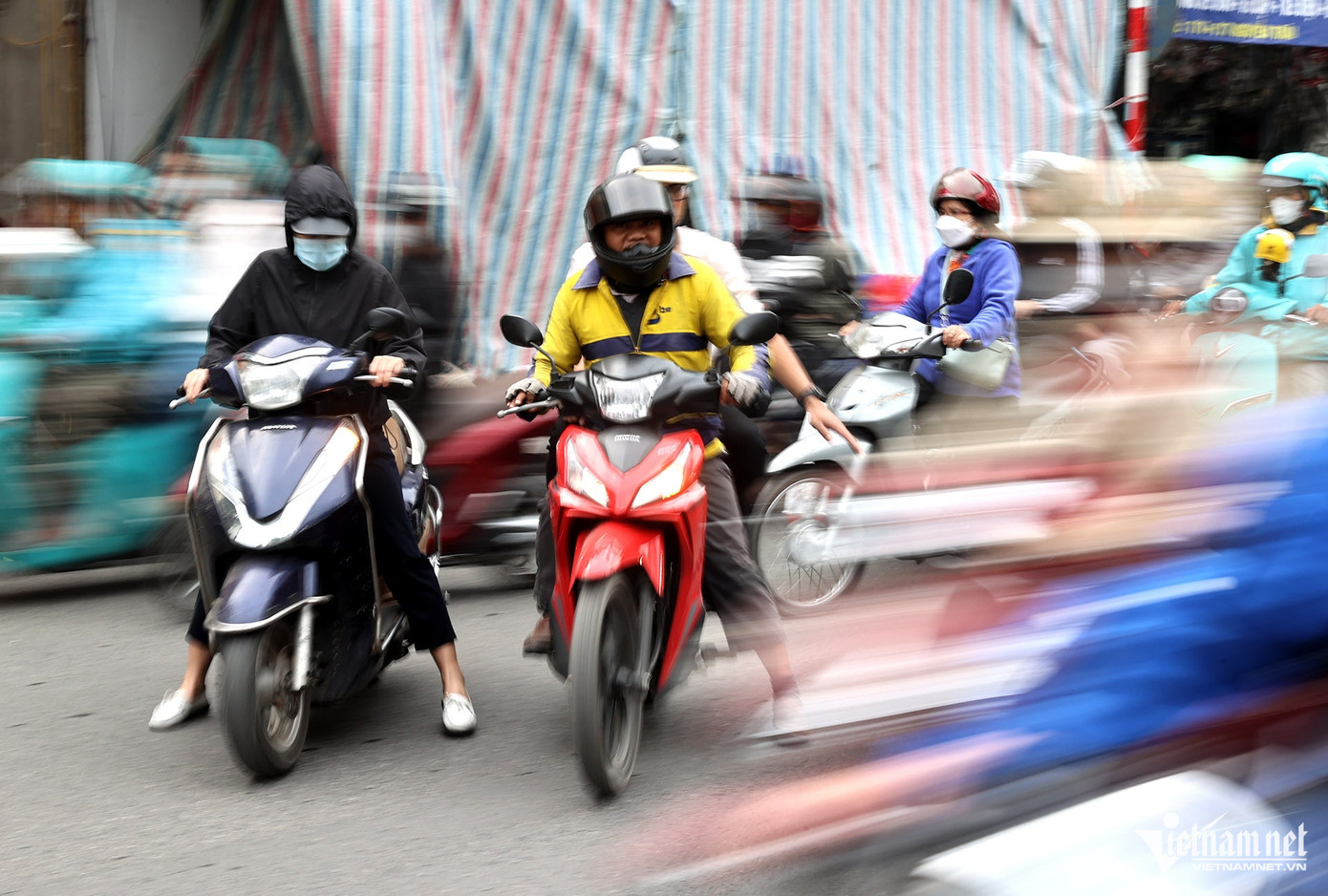 Từ ngõ 105 Nguyễn Trãi nhiều xe ôm công nghệ "cắt" ngang dòng xe đang phóng để lên cầu vượt Ngã Tư Sở.