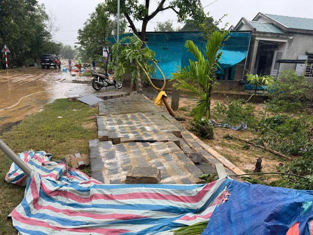 Tường rào cũng bị đổ xuống. Ảnh: Văn Lình