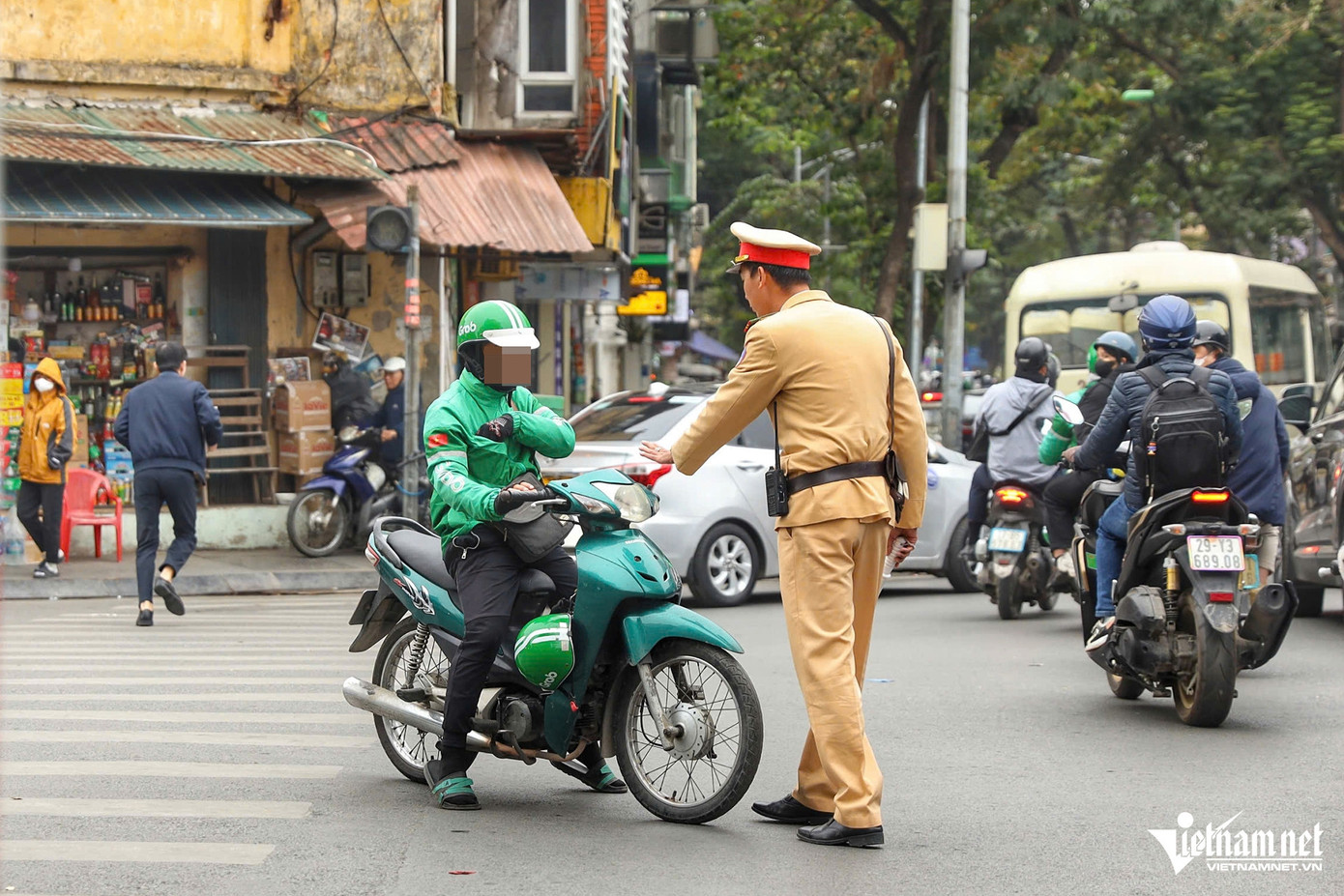 Ông H.H.B. (SN 1977, trú tại Phú Xuyên, Hà Nội) tỏ ra bất ngờ khi bị CSGT thông báo lỗi: Không chấp hành vạch kẻ đường. Ông trình bày với CSGT, do đường đông nên trước, đè vạch để đi cho nhanh. Lực lượng CSGT đã tuyên truyền cho ông B. biết hành vi trên đã cản trở các phương tiện khác, gây ách tắc giao thông.