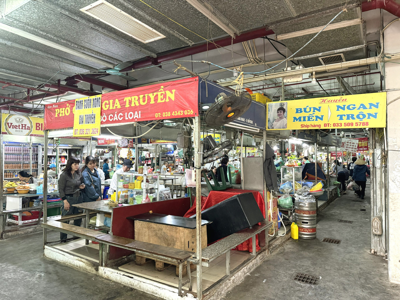 Chợ Mơ là một trong những khu chợ truyền thống lâu đời và nổi tiếng bậc nhất ở Hà Nội. Trước đây, chợ nằm ở cửa ngõ phía nam của thành Thăng Long xưa, họp theo phiên, một tháng có 6 phiên vào các ngày 2, 12, 22 và ngày 7,17, 27 âm lịch. Từ năm 2014, công trình Trung tâm Thương mại chợ Mơ được xây dựng, nằm ngay giữa ngã tư phố Bạch Mai và Minh Khai (quận Hai Bà Trưng). Trong đó, khu vực chợ được bố trí tại tầng hầm của Trung tâm. Bởi lẽ đó mà chợ này được người dân gọi vui là chợ “dưới lòng đất” ở Thủ đô.