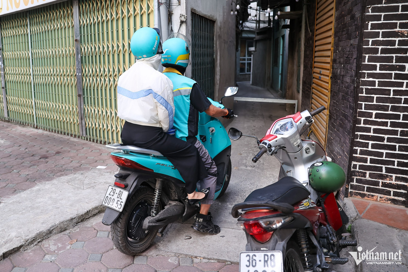 Nhiều người đi xe máy chưa quen đường hoặc các lái xe ôm không rành ngõ ngách khi gặp rào chắn đành phải quay đầu.