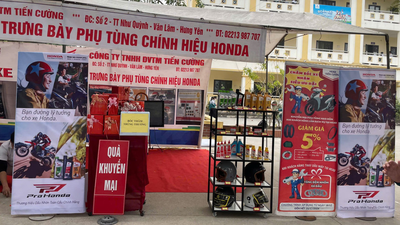 Tại địa điểm diễn ra sự kiện, HEAD Tiến Cường còn trưng bày các dòng xe mới của Honda hiện nay. Khu vực trưng bày phụ tùng và khu vực dịch vụ để trưng bày phụ kiện chính hãng của Honda Việt Nam thu hút được rất nhiều người tham quan.