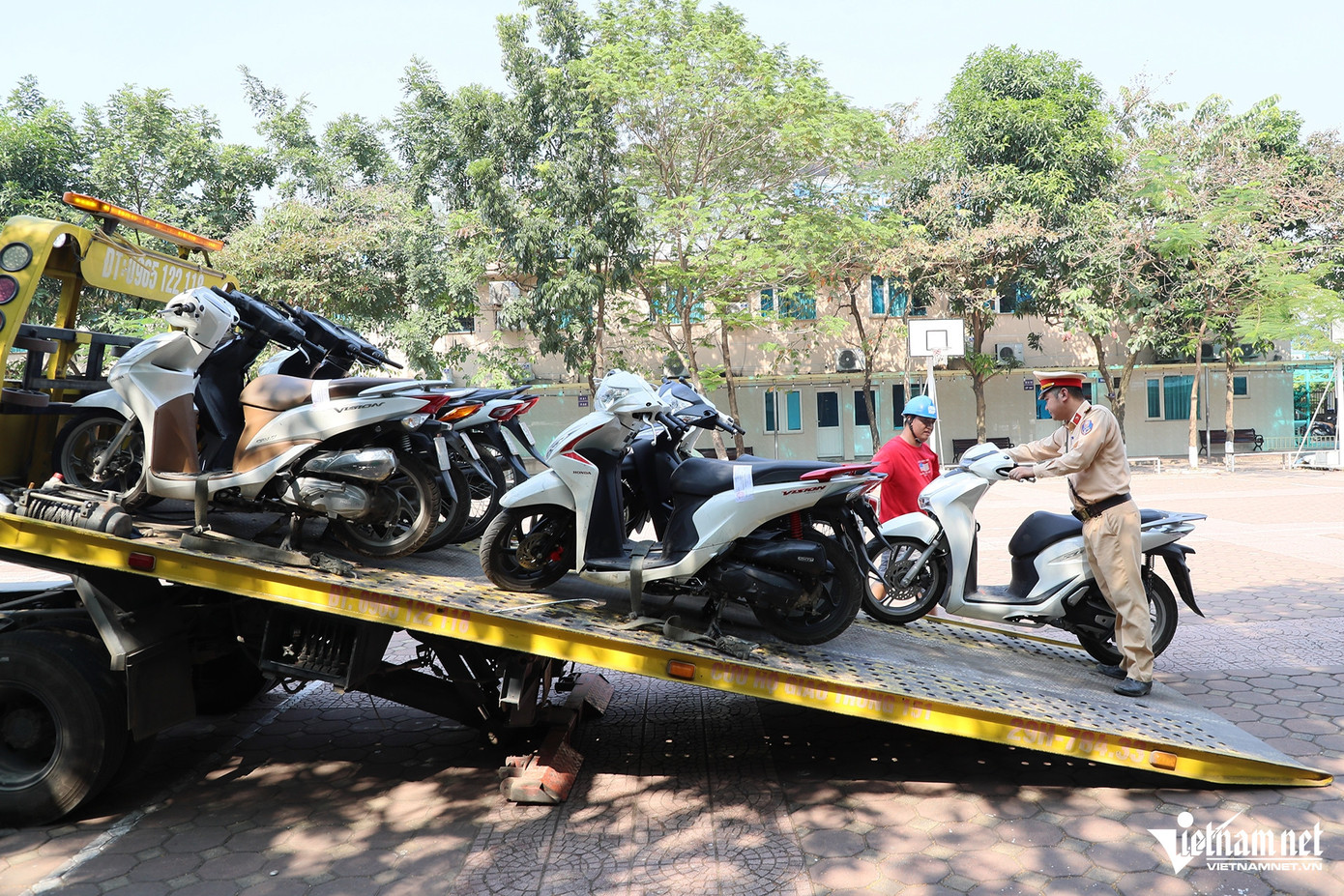 Bà Đinh Thị Dung, Phó Hiệu trưởng Trường THCS- THPT Hà Thành thừa nhận, nhà trường tổ chức trông xe cho các em học sinh và thu phí theo ngày, theo tháng. "Từ lần kiểm tra thứ nhất vào 31/10 đến nay, thời gian chưa dài nên chúng tôi vẫn để gia đình các em tìm cách khắc phục phục, không cho con em mình điều khiển xe máy đến trường. Sau lần này, chúng tôi sẽ cương quyết nhắc nhở phụ huynh và xử lý với các học sinh cố tình vi phạm. Nhân đây, chúng tôi cũng mong muốn lực lượng chức năng kiểm tra toàn bộ các nhà trường trên toàn thành phố, các bãi giữ xe quanh trường học để tạo tính răn đe", bà Đinh Thị Dung nhấn mạnh.